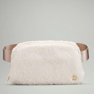 NWT Lululemon Everywhere Belt Bag
Fleece Sherpa - Ivory